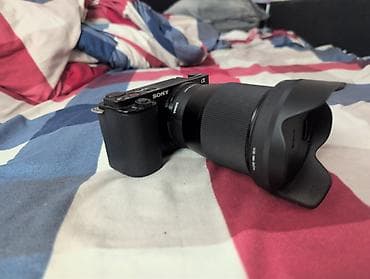 Беззеркальная камера Sony ZV‑E10 4K с объективом Sigma 16mm F1.4 DC DN