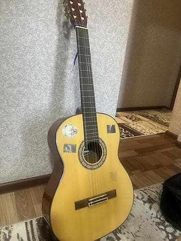 Классическая акустическая гитара 4/4 В комплекте есть чехол и запасные at lalafo.kg Классическая акустическая гитара 4/4 В комплекте есть чехол и запасные