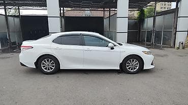 70: Toyota Camry: 2018 г., Гибрид — 2