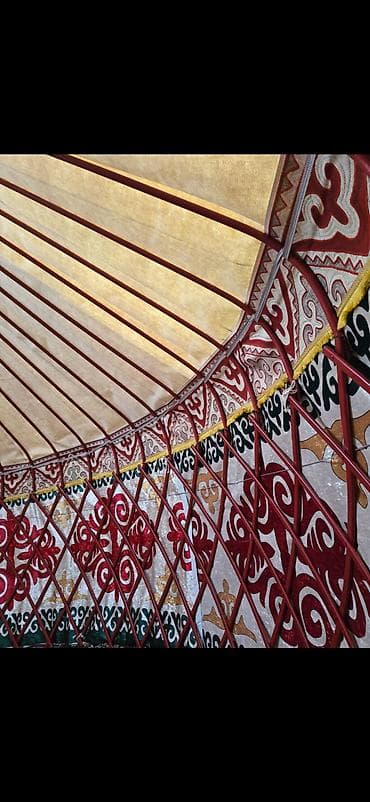кыргызский национальный: Юрта (традиционная кочевая палатка) с резными дверями и полным — 3