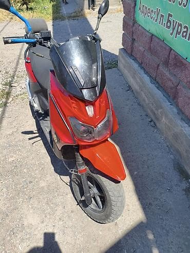 Скутер 50–125 см³ (китайского семейства Jog/Active), красный