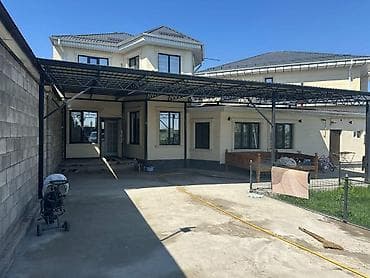 Просторный жилой дом с участком и навесом для авто Описание: -