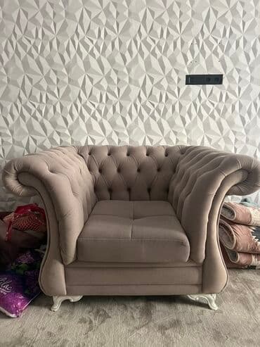 Столы: Кресло в классическом стиле Chesterfield. - Цвет: пудрово‑тауповый. - — 2