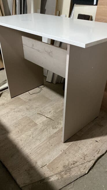 кухонный: Срочно!!! Дешево продается новый стол ширина 105см глубина 54см — 2