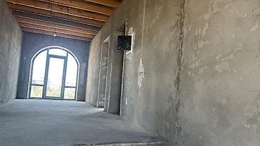 эмне сай: 🏡 САТЫЛАТ! ЗАМАНБАП ЖАНА КЕҢ ҮЙ 📍 Үйдүн жалпы аянты: 185 м² 🏠 Эки — 3