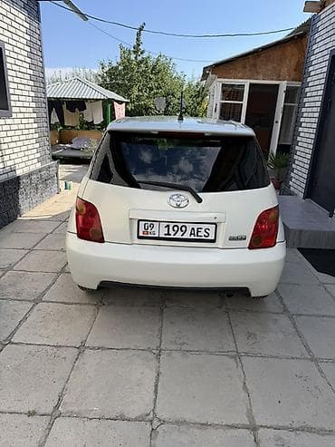 электромобиль byd: Компактный 5‑дверный хэтчбек белого цвета. Основные особенности: - — 5