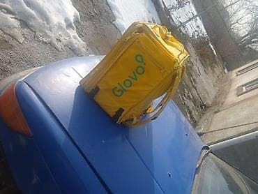 дрон профессиональный: Желтый рюкзак для доставки Glovo, предназначенный для курьеров. Рюкзак — 3
