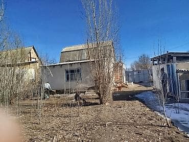 бекер уй: Продаётся одноэтажный дом с мансардой и участком. - Материал стен — 5