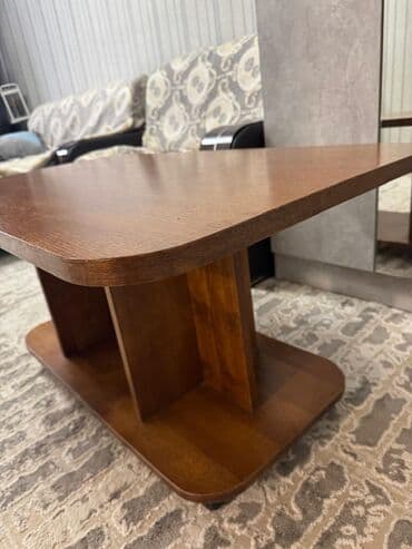 Продается!!! Журнальный столик На колесиках Б/у Красное дерево