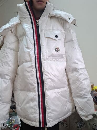 кышкы койноктор: Пуховик Moncler белого цвета с контрастной центральной планкой — 2