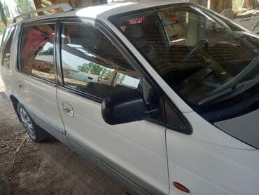 доставка аккумулятора бишкек: Просторный минивэн белого цвета с рейлингами на крыше — 3