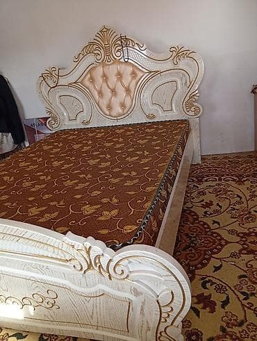 Кровать двуспальная с декоративным изголовьем в классическом стиле. -