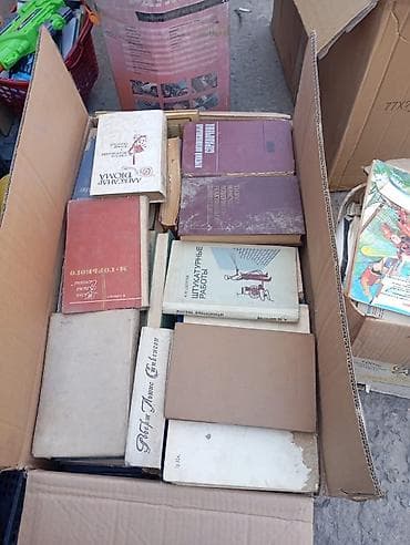 Коробка с книгами на русском языке — подборка разножанровой литературы — 1