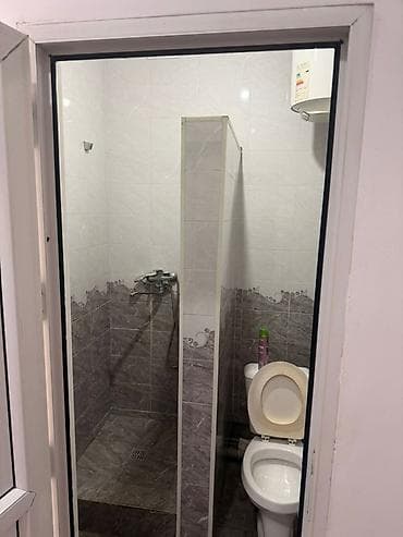 Сдаётся небольшая студия с санузлом и душем внутри. Планировка и — 1