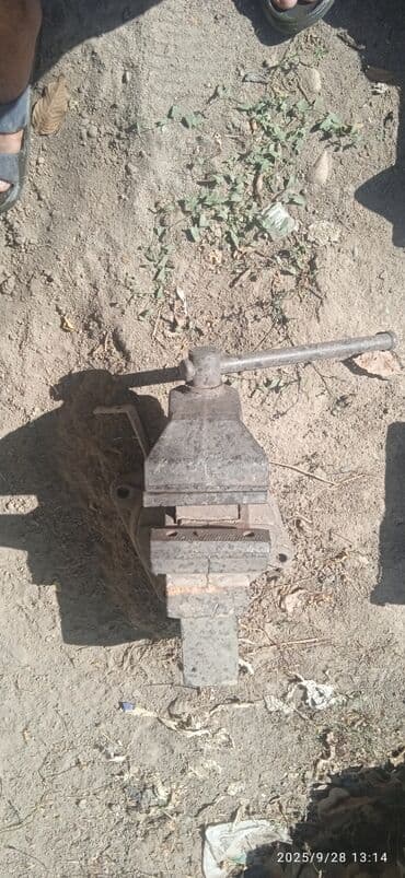 ювелирный инструменты: Массивные слесарные тиски, предназначенные для надежной фиксации — 1