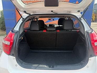 byd e7: Toyota Yaris: 2019 г., 1.5 л, Автомат, Бензин, Хэтчбэк — 6