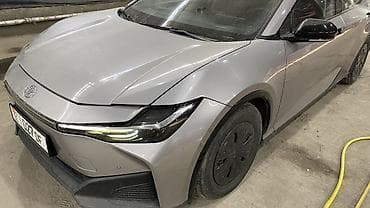 илизон машына: Toyota bZ3: 2023 г., Электромобиль, Седан — 5