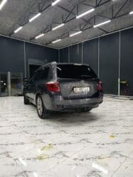 бак топливной: Toyota — салон внедорожника с кожаным интерьером - Черный кожаный — 3