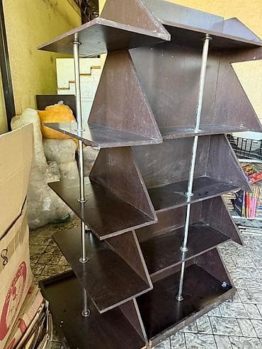 Торговое оборудование: Многоярусный стеллаж-витрина из ЛДСП с металлическими стойками. - — 1