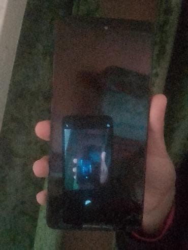 Смартфон с большим безрамочным дисплеем и переливающейся