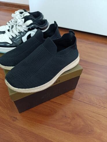 Спецодежда: Представляем комплект из двух пар обуви: кроссовки в черно-белой — 3