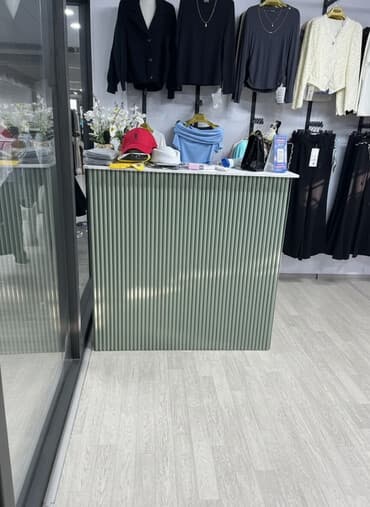 Торговое оборудование: Прилавок/стойка для магазина - Современный дизайн с вертикальным — 1