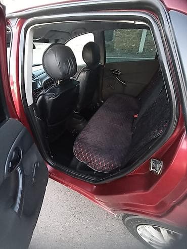 gx 460: Ford Focus: 1998 г., Седан — 4