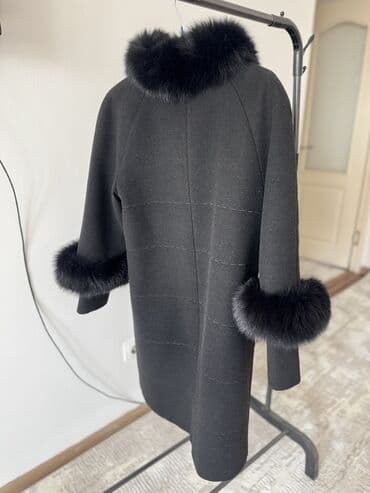 черное пальто с капюшоном: Элегантное женское пальто прямого кроя в черном цвете с меховой — 3