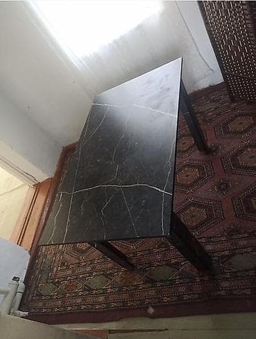 Прямоугольный обеденный/рабочий стол с темной столешницей под черный — 1