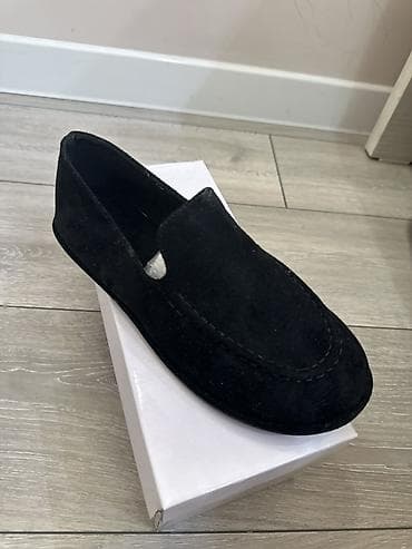 Лоферы из чёрной замши - Классическая модель без шнурков - Верх