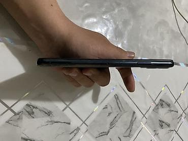 Смартфон черного цвета с тонким корпусом. Особенности: - Боковая at lalafo.kg Смартфон черного цвета с тонким корпусом. Особенности: - Боковая