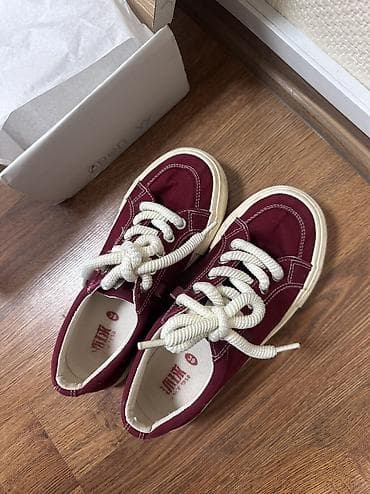 фирменную обувь: 1. Белые кеды: новые, надела один раз, но не подошел размер (38, но — 3