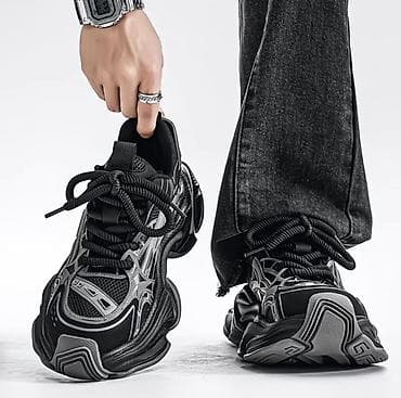 Футуристические кроссовки с массивной подошвой - Силуэт