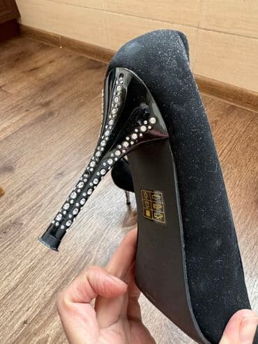 Туфли замшевые,каблук со стразамиразмер 39
Самовывоз с Тунгуча