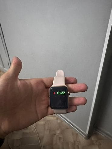 Смарт‑часы с прямоугольным сенсорным экраном и силиконовым ремешком