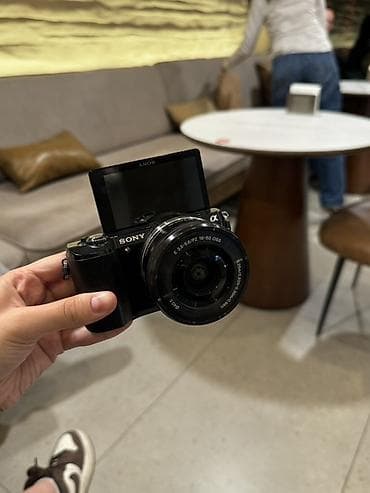 фотоаппарат куплю: Камера Sony Alpha 5000L с откидным вверх экраном — идеальна для фото и — 1