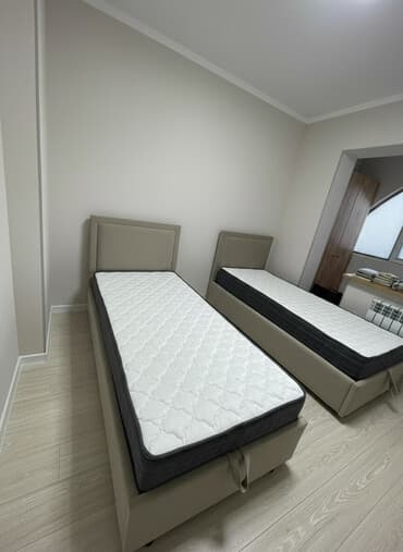 две кровати: Две односпальные кровати с мягкими изголовьями и матрасами — 1