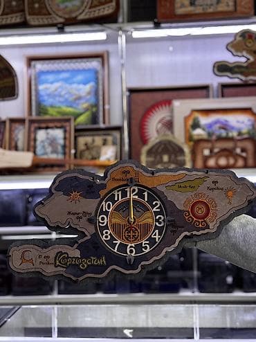 часы м: Настенные часы из дерева с резным узором и этническими мотивами. - — 1