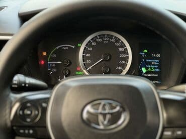 крутые машины: Toyota Corolla: 2020 г., 1.8 л, Вариатор, Гибрид, Седан — 5