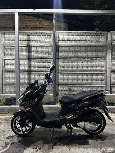 новый мопед: Скутер 50–165 см³ класса GT, черный, спортивный дизайн идеальном — 1