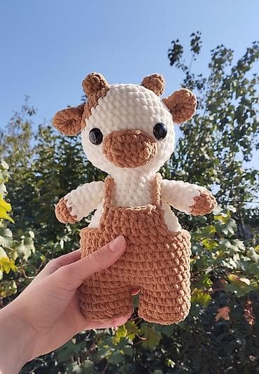 Игрушки: Вязаная игрушка коровка в комбенизоне ручной работы. выполнена из — 1