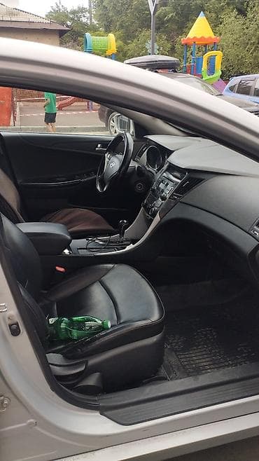 Транспорт: Hyundai Sonata: 2011 г., Автомат, Бензин, Седан — 4