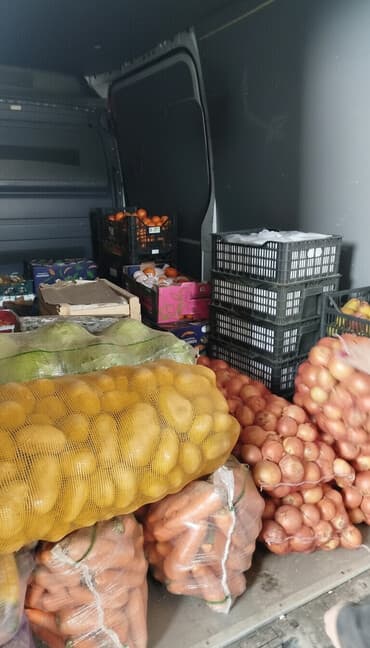 Оптовые овощи и фрукты в сетках и ящиках Ассортимент на фото: -