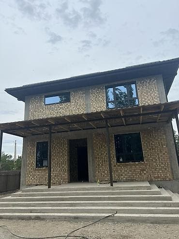 Двухэтажный дом из кирпича с большой террасой и широким крыльцом at lalafo.kg Двухэтажный дом из кирпича с большой террасой и широким крыльцом