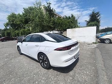 электромобиль станции зарядки: Электромобиль GAC Aion S, белый седан. Ключевые особенности: - — 5