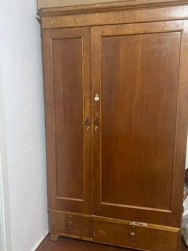 Винтажный сервант из дерева с двумя дверцами, двумя выдвижными ящиками at lalafo.kg Винтажный сервант из дерева с двумя дверцами, двумя выдвижными ящиками