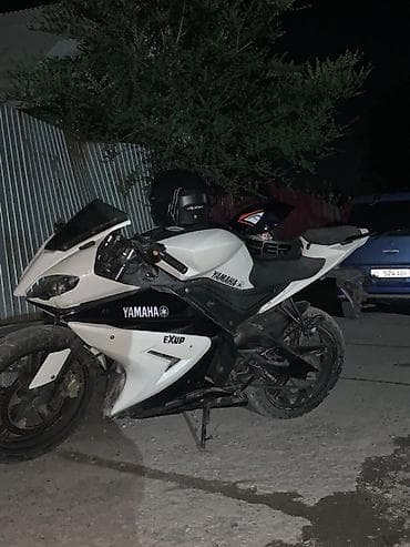motor cycle: Спортивный мотоцикл в обвесе Yamaha EXUP, бело‑чёрный. Характеристики — 3
