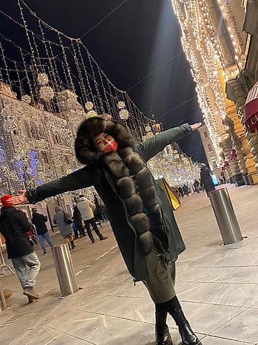 Продаю НАТУРАЛЬНУЮ парку. Очень теплая и мягкая.Нарукавники