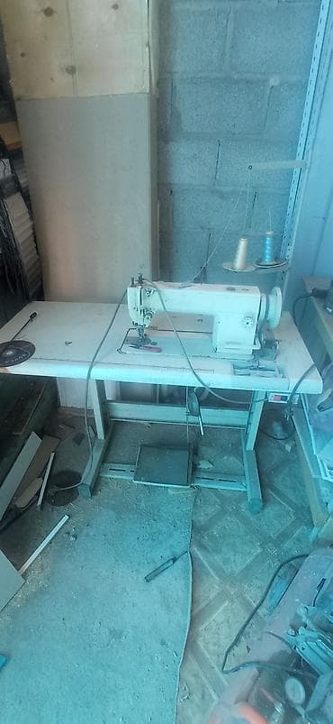 швейный отходы: Промышленная шагающая швейная машина на столе с приводом - — 1