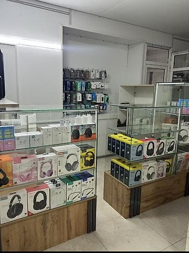 mstore kg: Продаются стеклянные торговые стойки вместе с ассортиментом товаров — 2